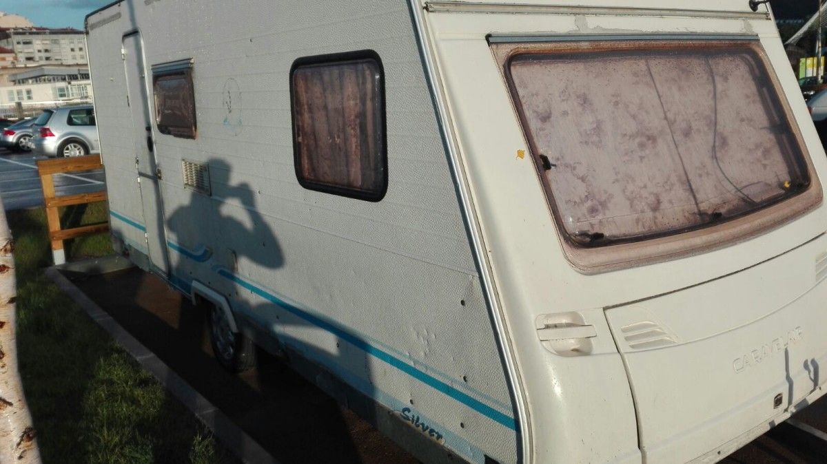 Caravana estacionada de forma indebida no aparcadoiro de Tafisa