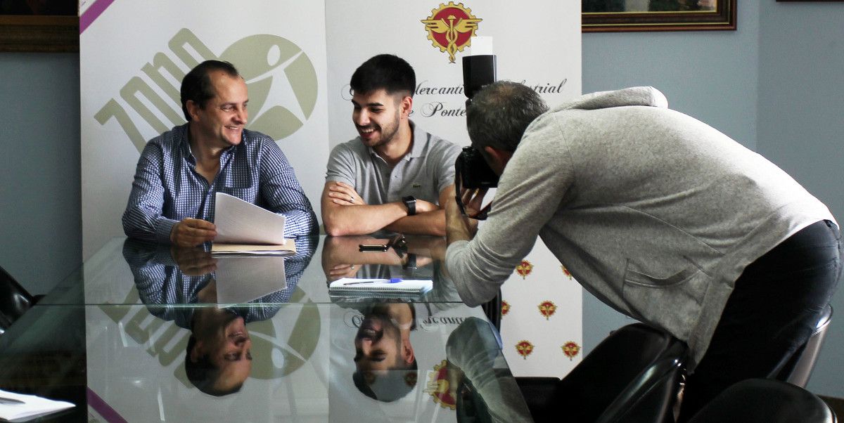Miguel Lago e Adrián Esperón sendo fotografados