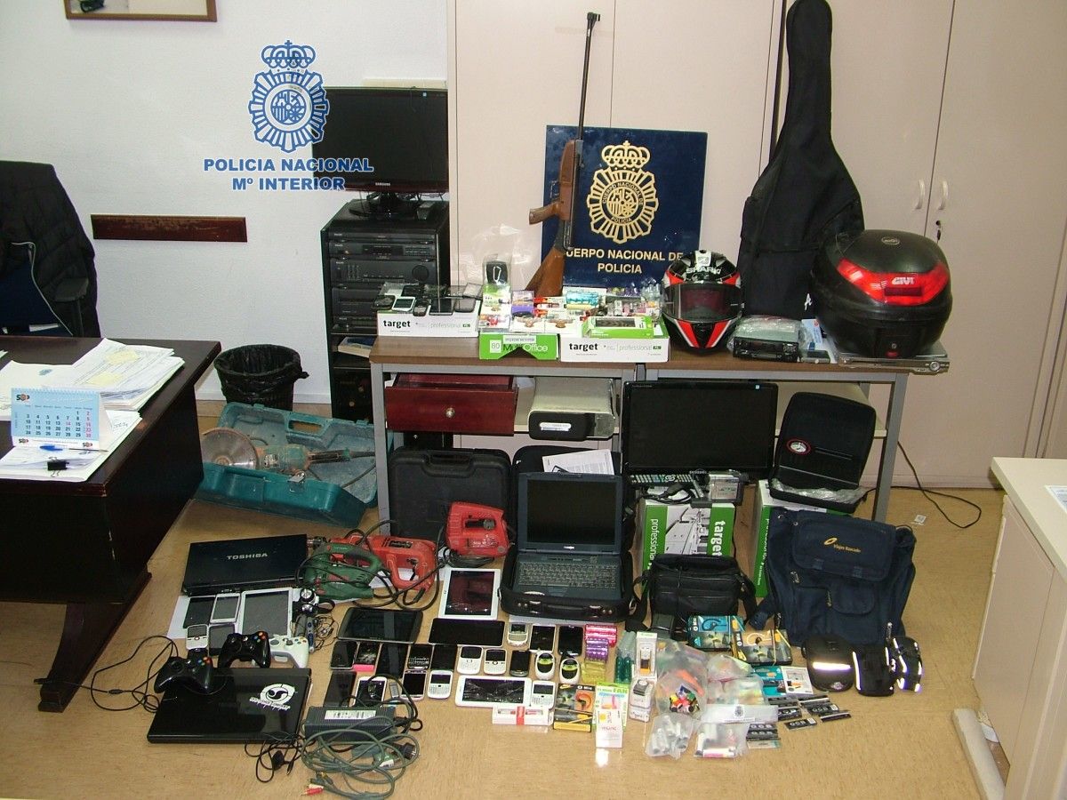 Material robado intervenido a los cinco detenidos por la Policía Nacional
