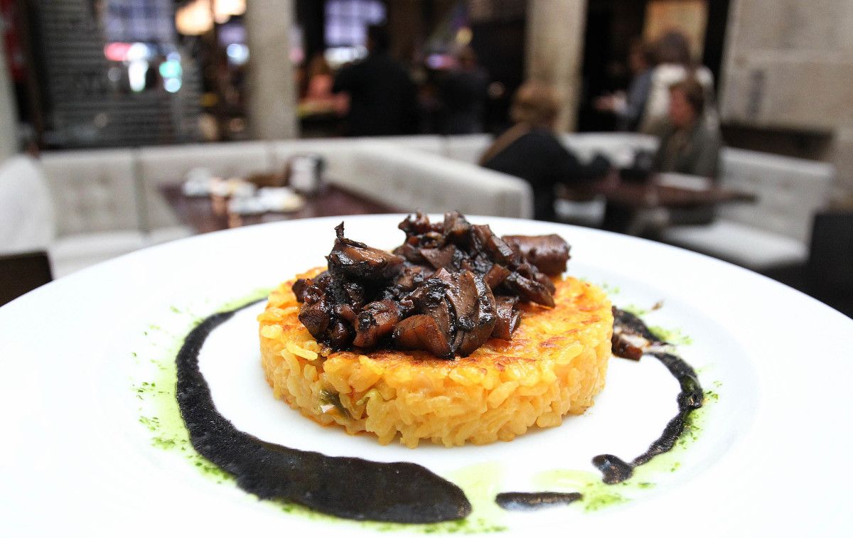 Arroz con calamares en tinta al estilo de Conservas Pescamar y Casa da Oliva