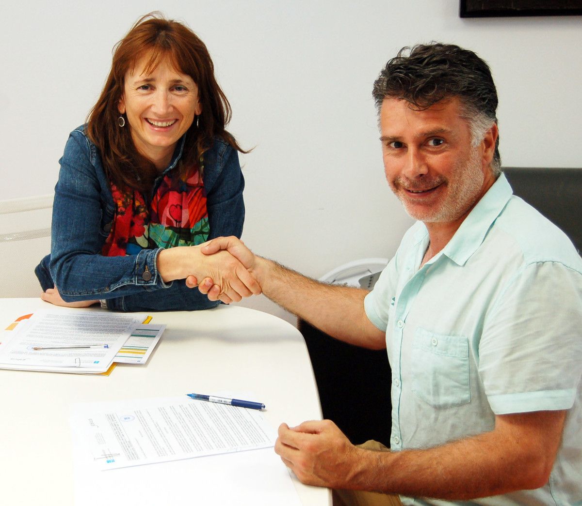 Marta Míguez e Alfredo Bea asinan o convenio para o mantemento do Pontillón do Castro
