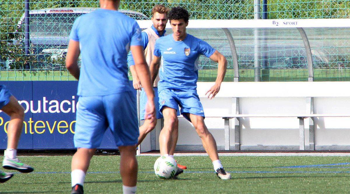 Iker Alegre durante un adestramento do Pontevedra en Príncipe Felipe Iker Alegre durante un adestramento do Pontevedra en Príncipe Felipe