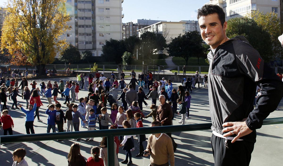 Visita de Javier Gómez Noya al CEIP Campolongo