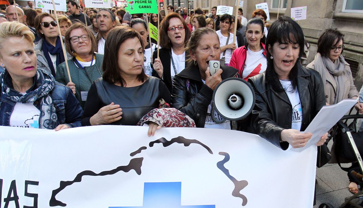 Carolina Iñárrea le un comunicado nunha protesta de Prosagal contra o peche de camas hospitalarias durante o verán
