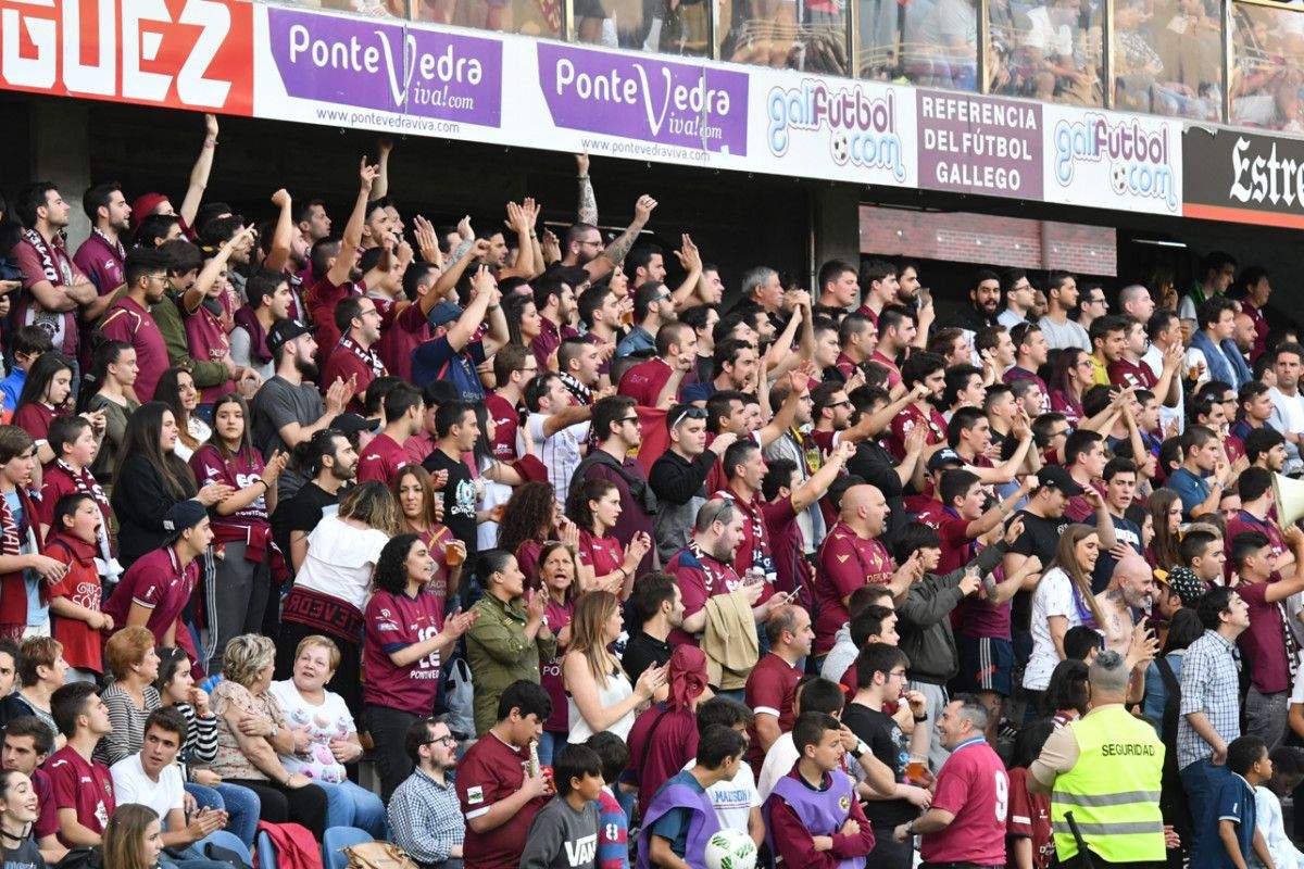 Público en Pasarón en el primer partido Pontevedra-Murcia