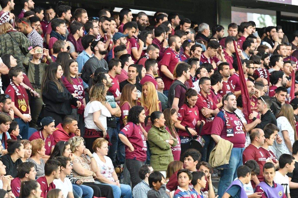 Público en Pasarón en el primer partido Pontevedra-Murcia