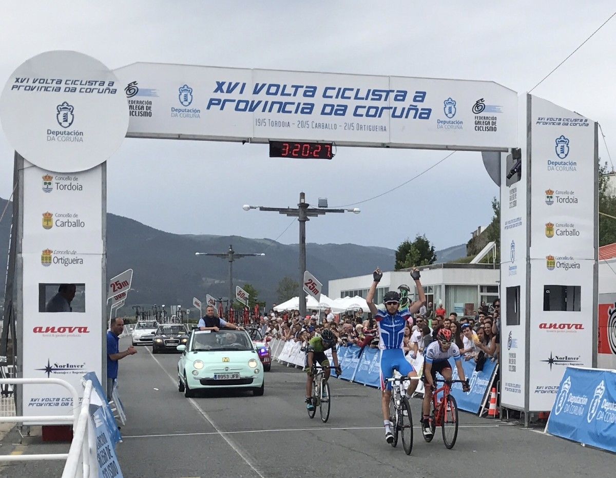 Chegada da terceira etapa da Volta a Coruña, con Martín Lestido en segunda posición
