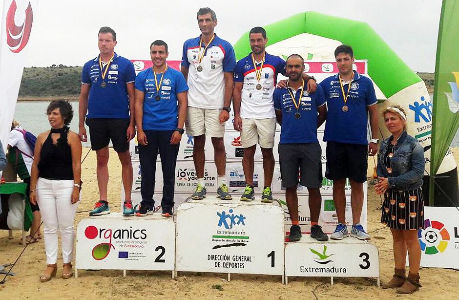 Óscar Graña y Ramón Ferro, en lo alto del podio del Nacional de Maratón en Alange
