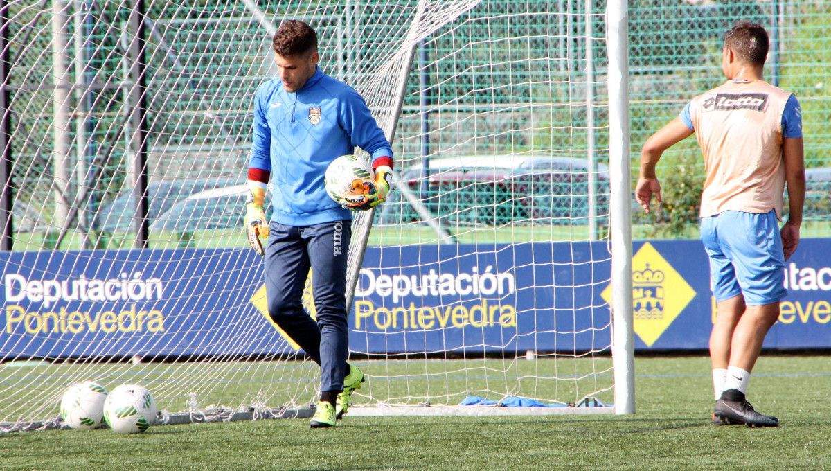 Edu Sousa en un entrenamiento del Pontevedra en Príncipe Felipe