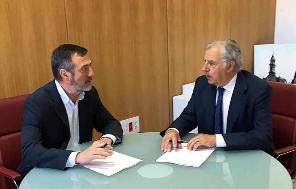 Xosé Manuel Fernández Abraldes con Juan Gil de Araujo, presidente de la Ruta do Viño Rías Baixas