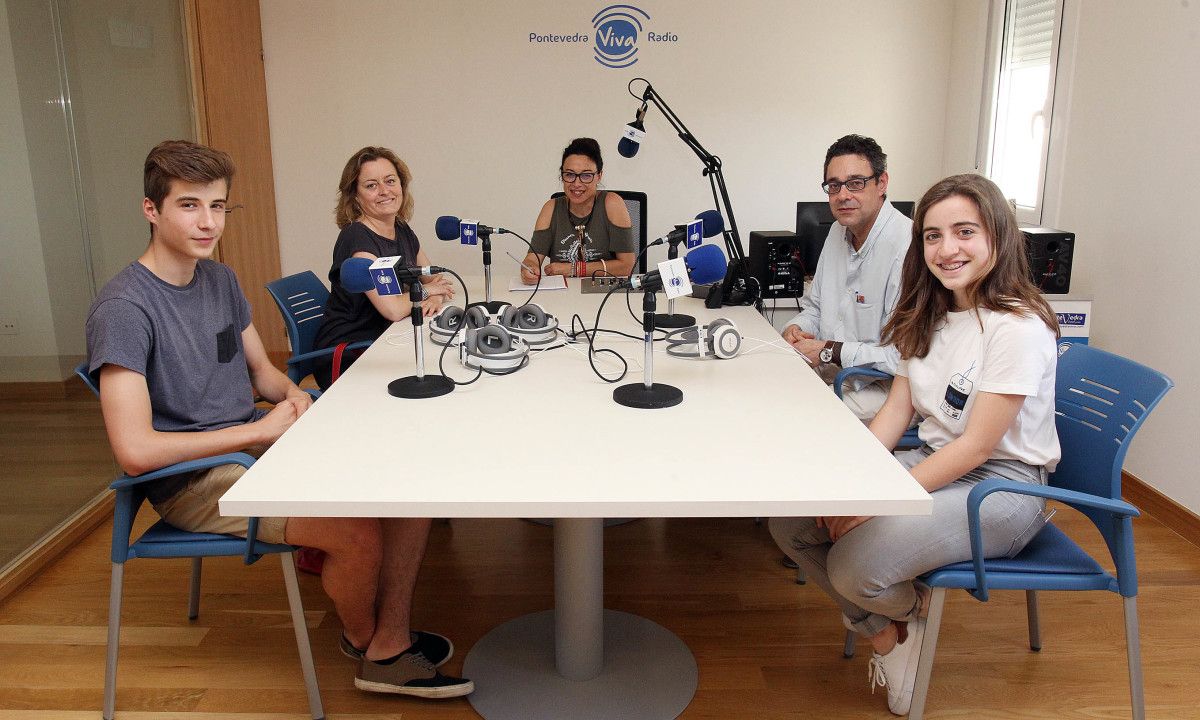 Profesores y alumnos del Instituto Sánchez Cantón en PontevedraViva Radio