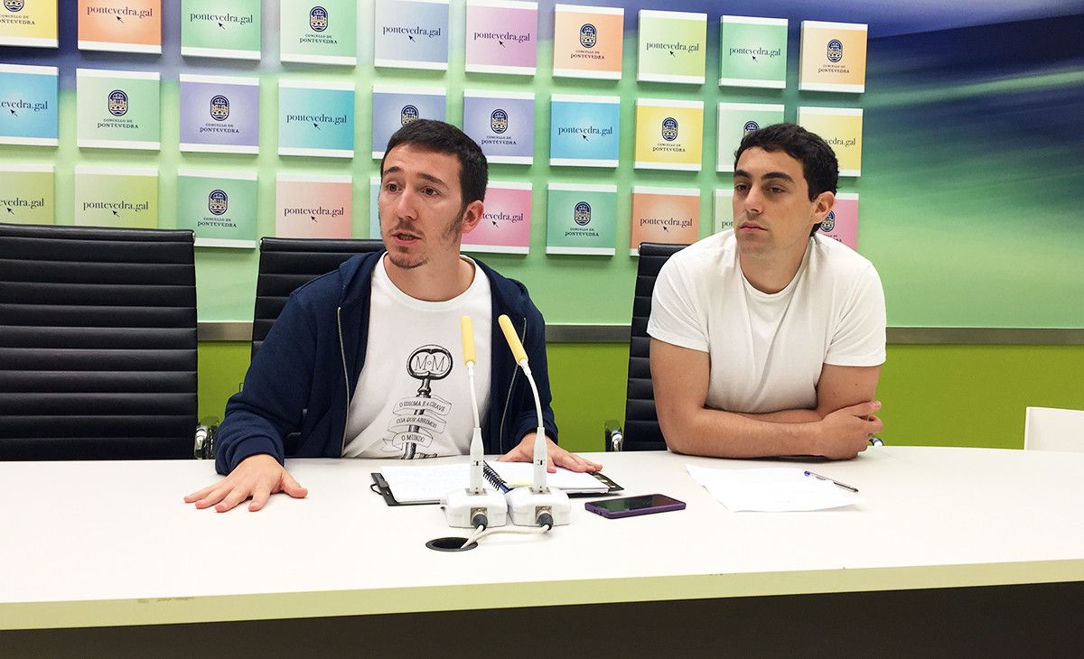 Alberte Oubiña, junto a Nacho Márquez, director de Noites Abertas