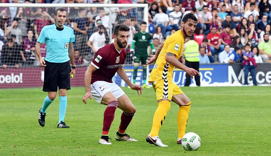 Adrián Cruz, durante el partido entre Pontevedra y Murcia en Pasarón