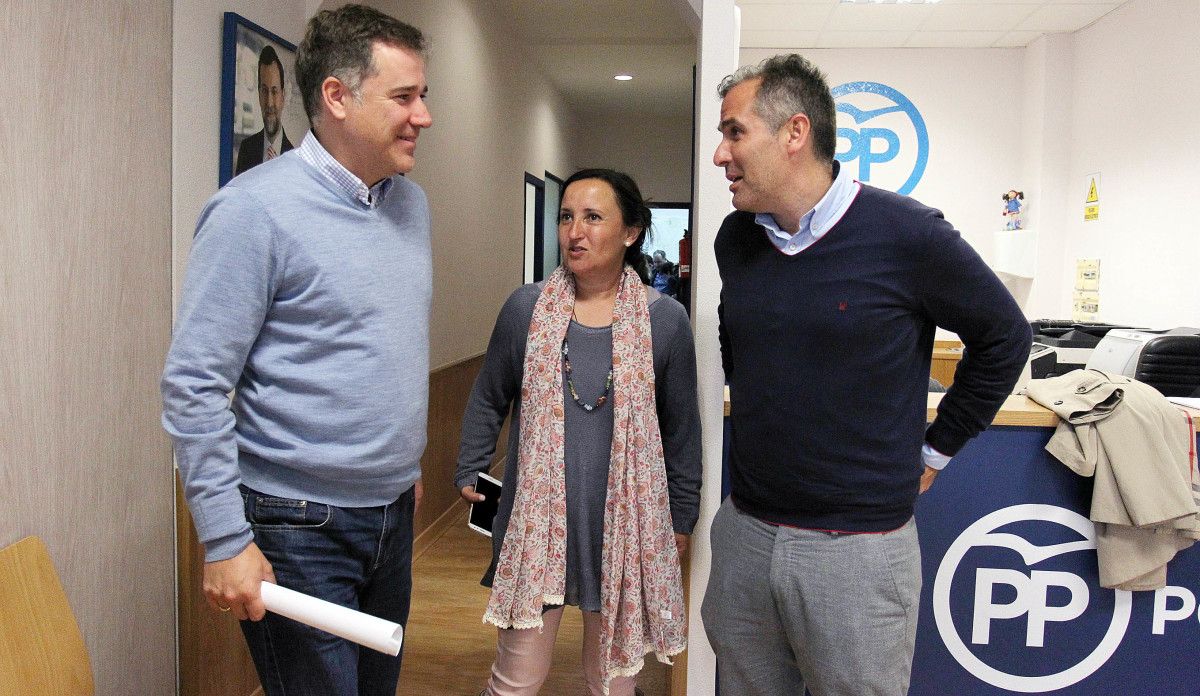 Jacobo Moreira, María José Rodríguez Teso e Rafael Domínguez, na sede do PP