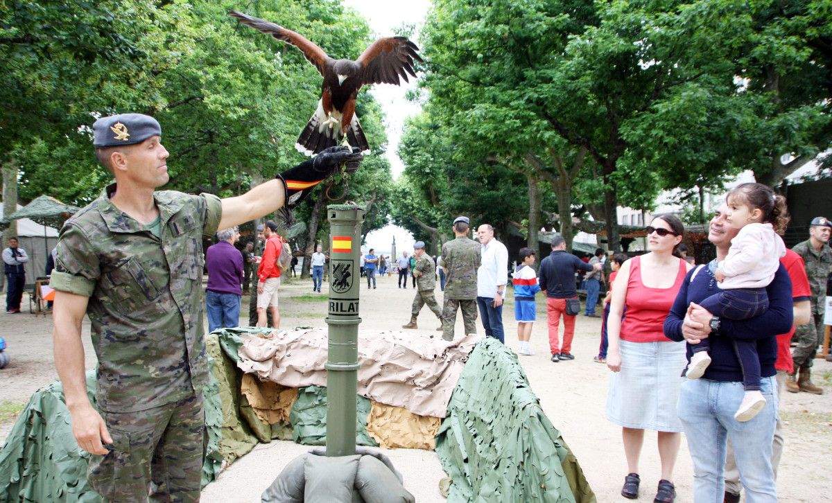 Exposición de material de la Brilat en la Alameda por el Día de las Fuerzas Armadas