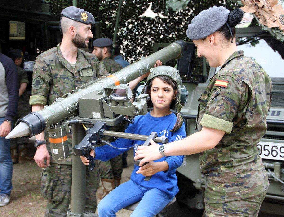 Exposición de material de la Brilat en la Alameda por el Día de las Fuerzas Armadas
