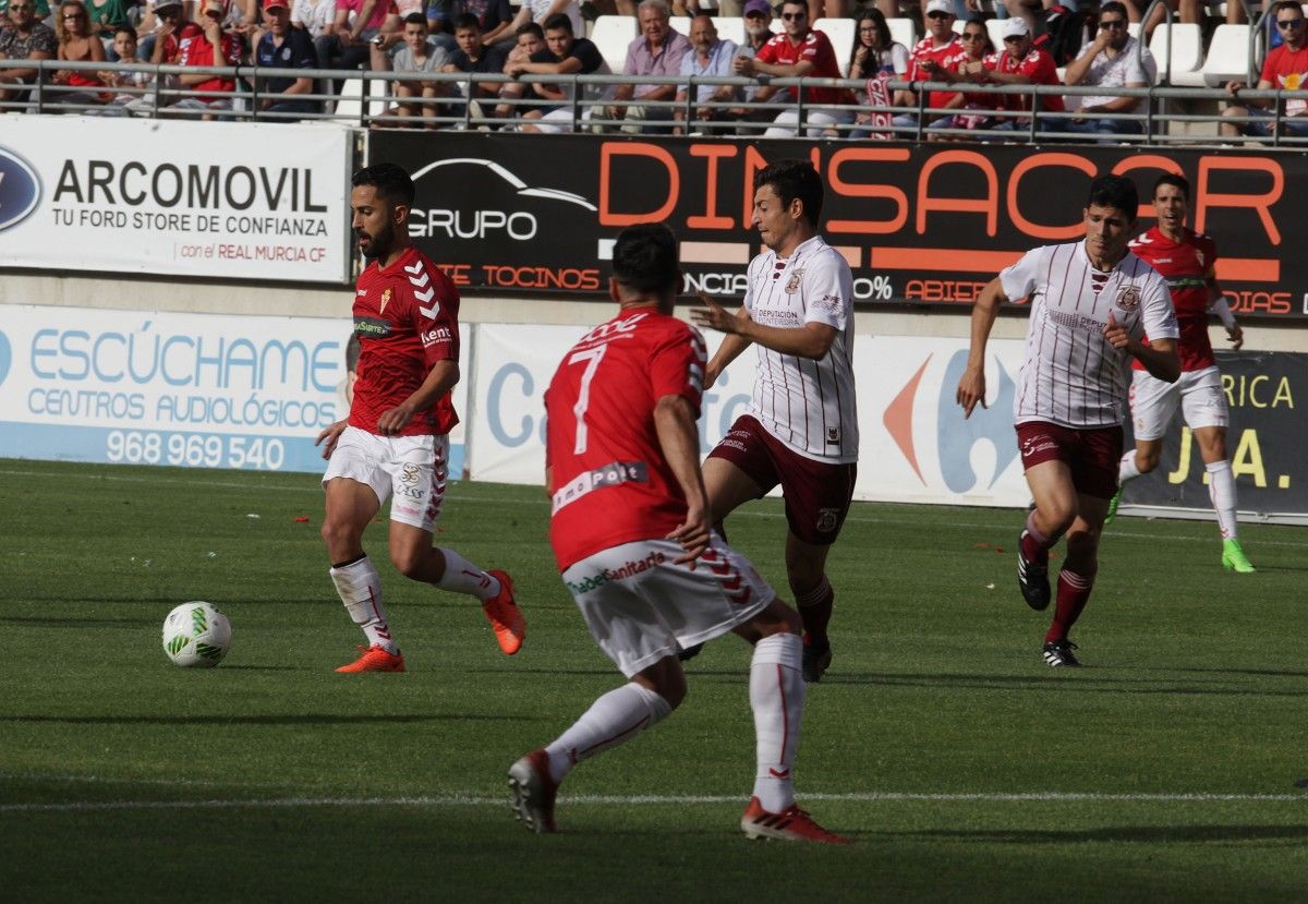 Partido entre Real Murcia y Pontevedra en La Nueva Condomina