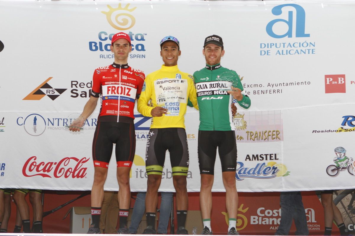 Martín Lestido (esquerda) no podio da Vuelta a Alicante