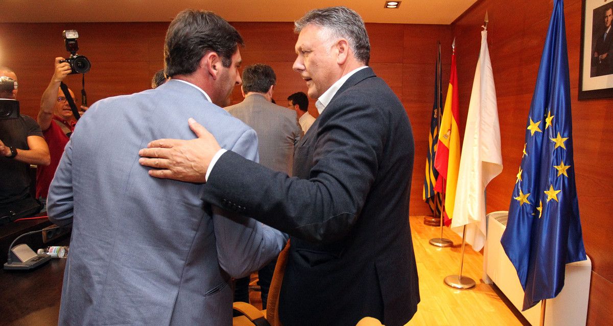 Gonzalo Pita y Telmo Martín, en la toma de posesión como alcalde de Sanxenxo