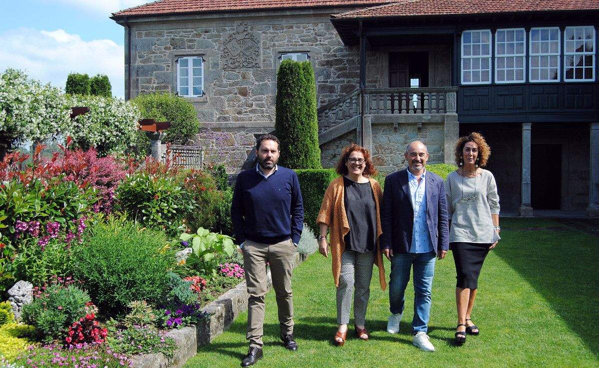 Aitor Gabilondo y Arantxa Écija con los responsables de Ficción Producciones