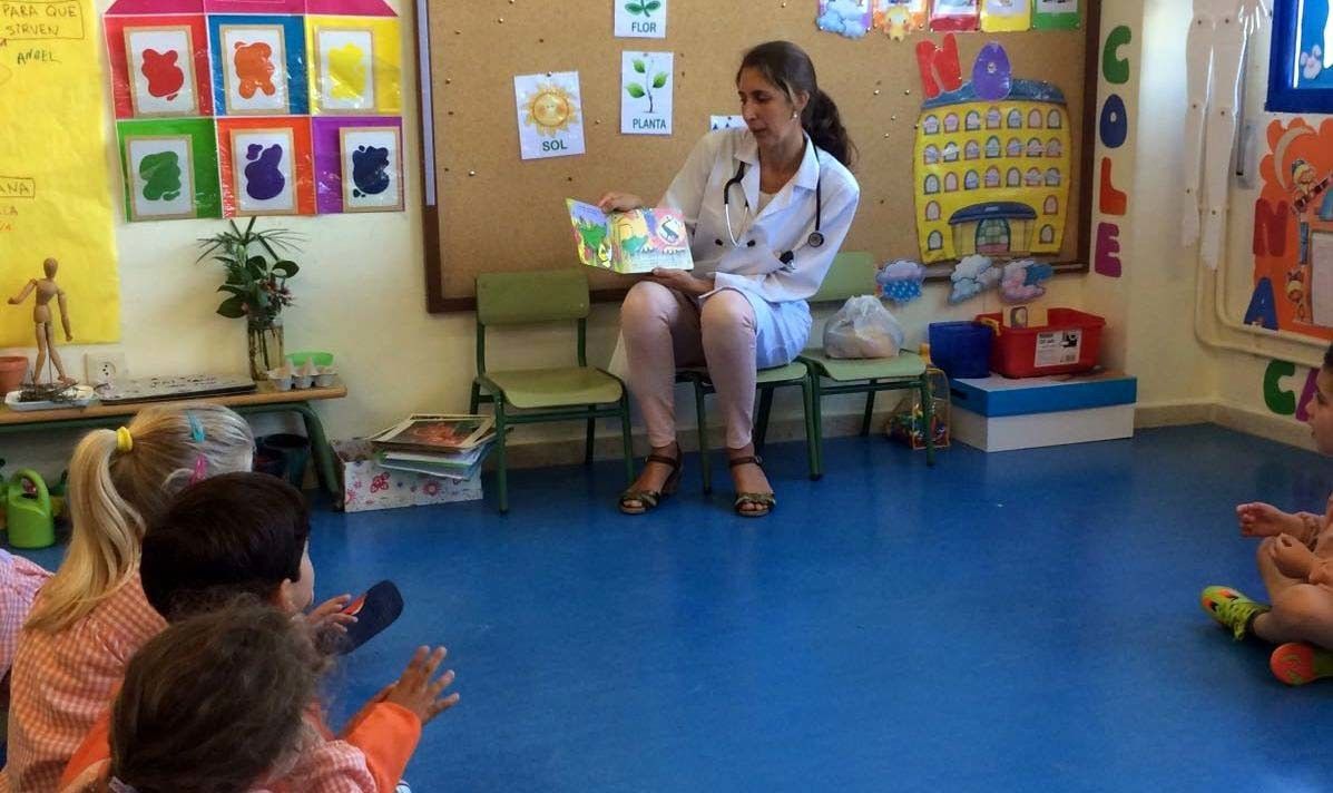 Visita de la pediatra Mónica Camaño al colegio de Marcón