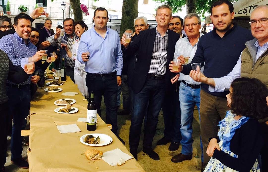 Cargos del PP disfrutando de la Festa da Troita