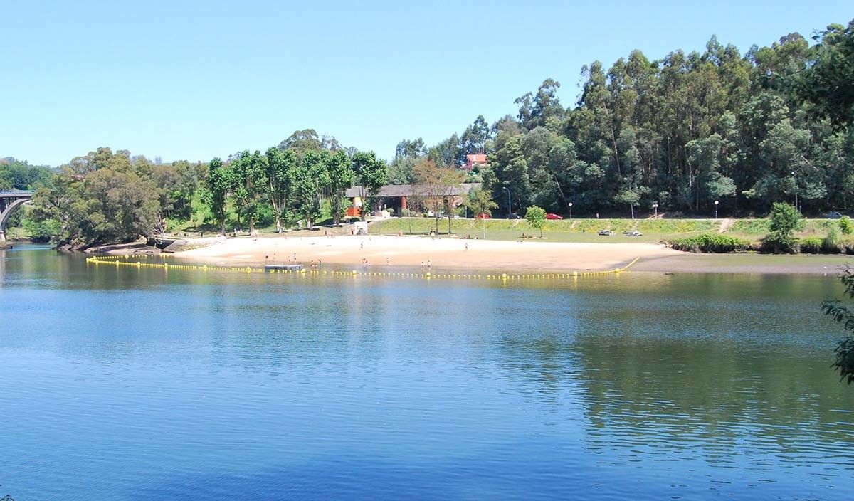 Praia fluvial do Lérez desde a Illa das Esculturas