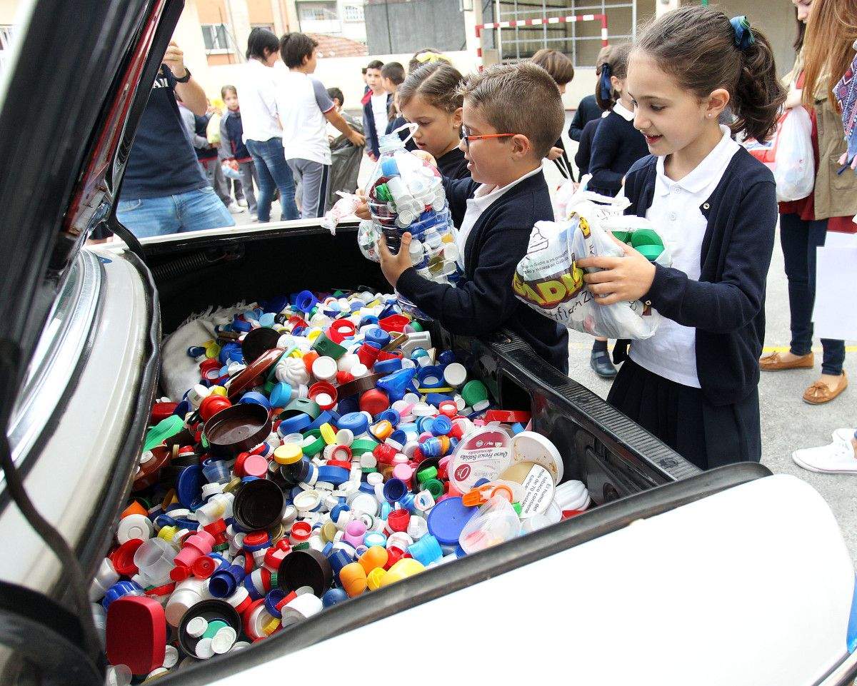 La Taponeta Solidaria recoge tapones en el colegio Doroteas