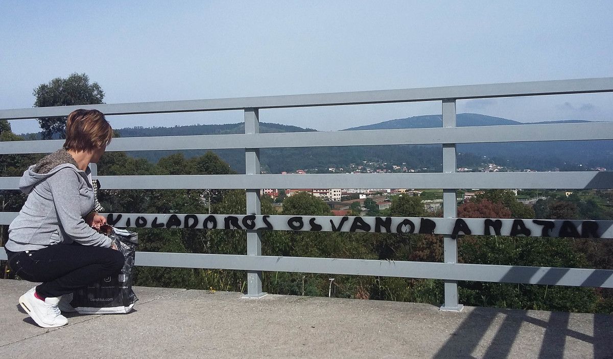 Antonia Portela muestra las pintadas contra sus hijos en el Mirador de Monte Porreiro