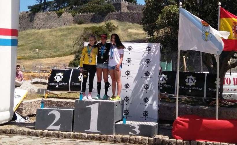 Saleta Castro, en lo alto del podium como campeona gallega de triatlon sin drafting