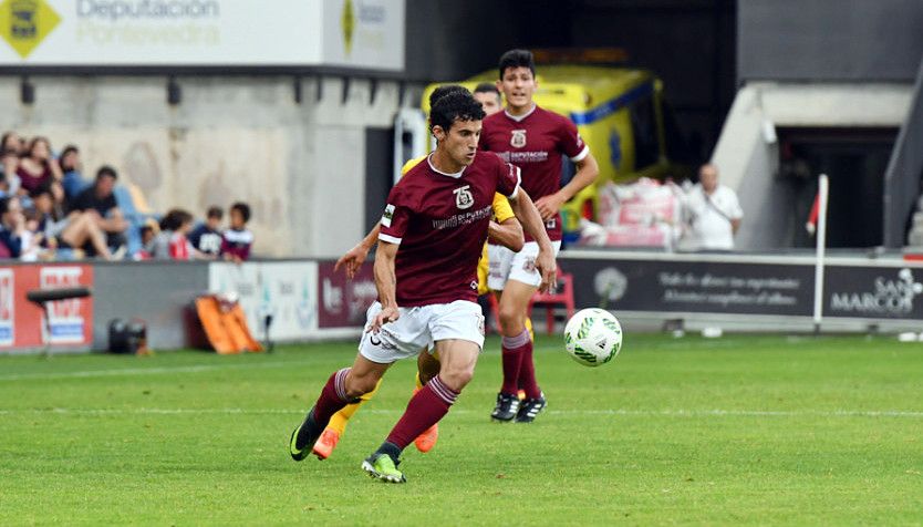 Iker Alegre y Miguel Loureiro en el partido entre Pontevedra y Murcia en Pasarón