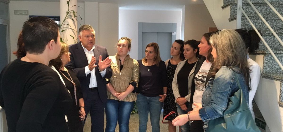 Telmo Martín con los trabajadores de los Servicios Sociales de Sanxenxo