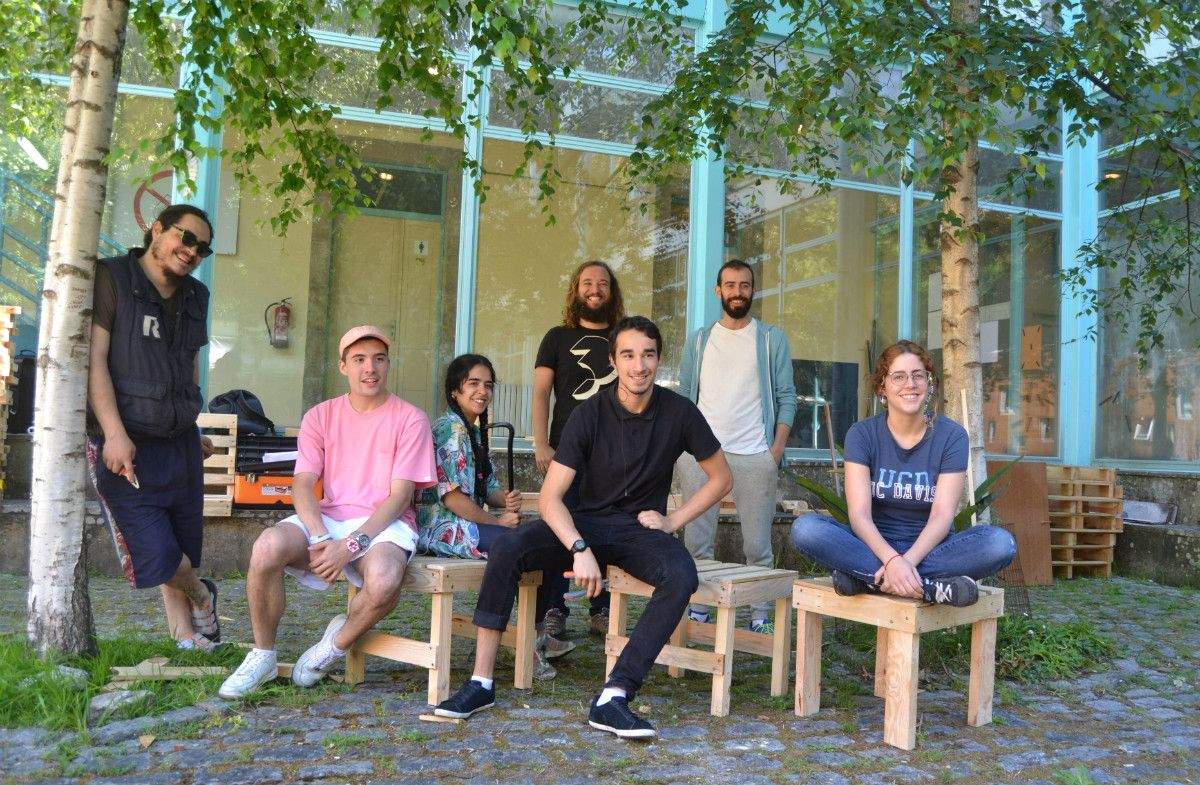 Alumnos do taller sobre deseño de mobiliario con materiais reciclados