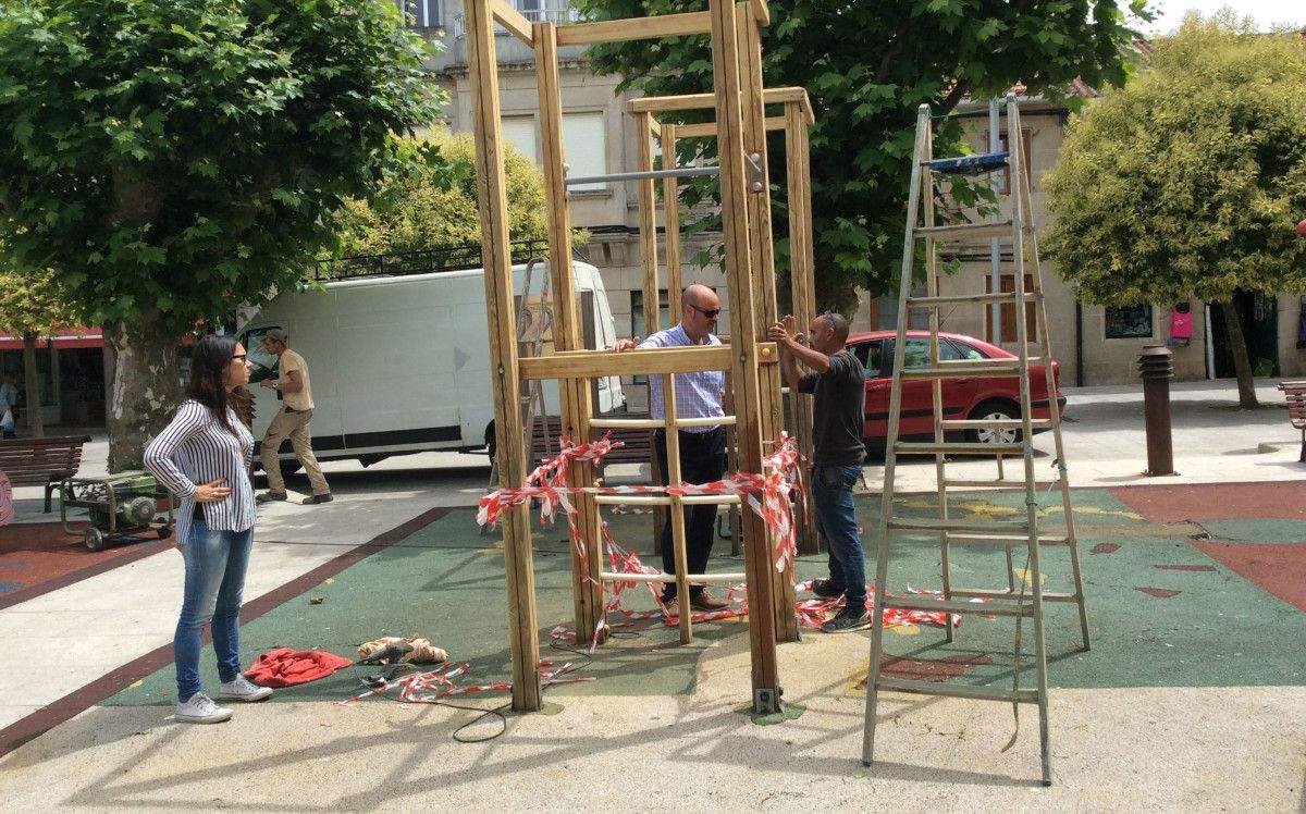 Obras en el parque infantil de la Praza do Concello