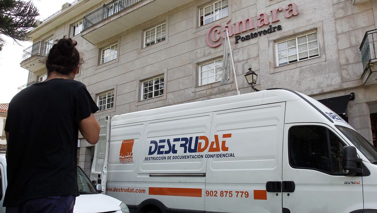 Furgoneta de la empresa especializada en destrucción de documentación ante la Cámara de Comercio