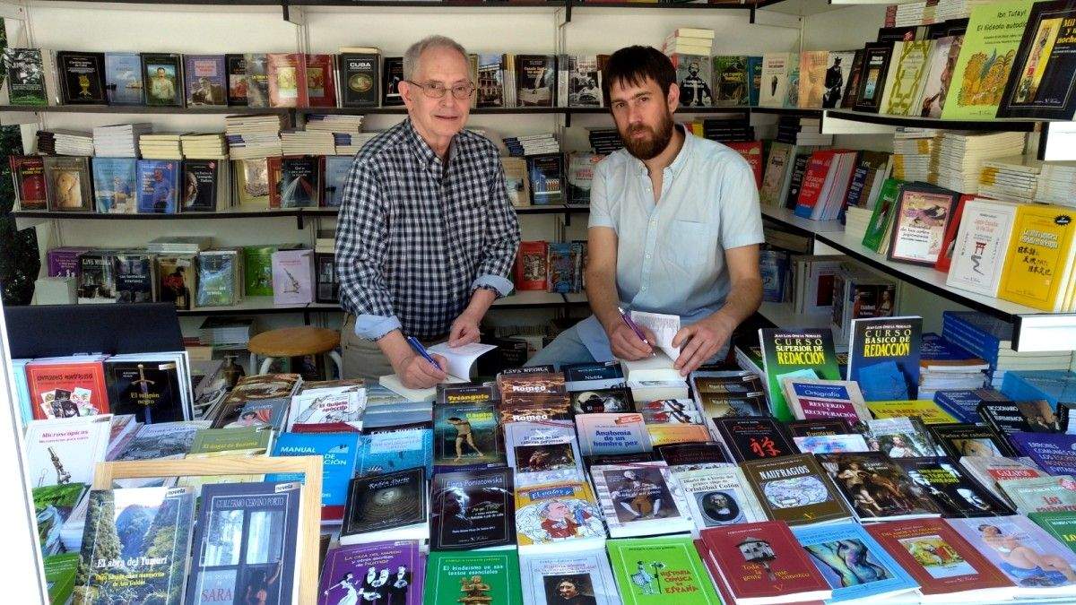 Frederick A. de Armas y Guillermo Cerviño en la caseta de la Feria del Libro de Madrid 2017