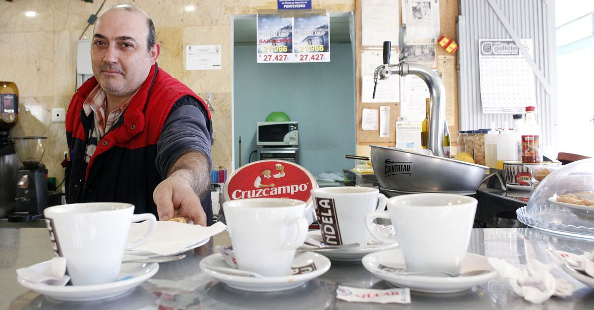Francisco Javier, gerente del bar Olmos, tras recuperar la lotería perdida