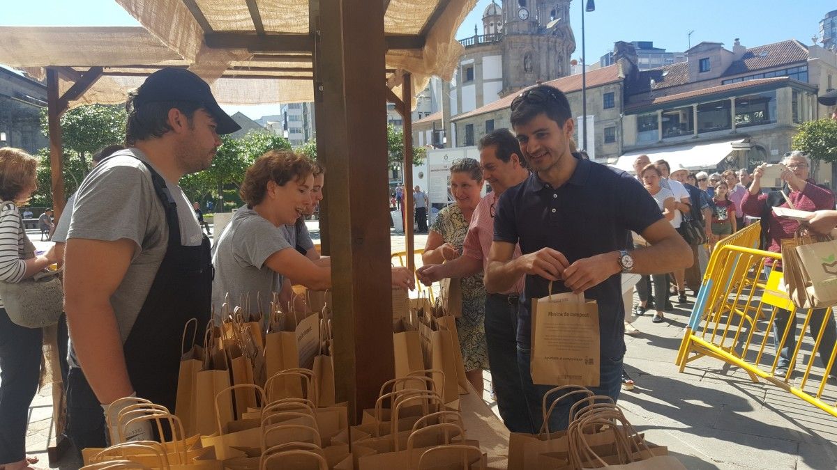 Reparto de plantas y compost en A Ferrería