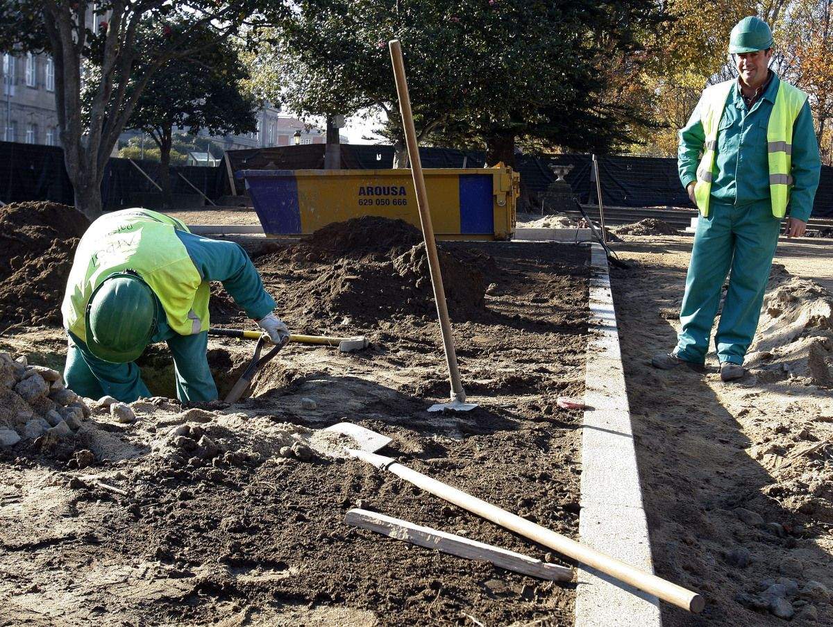 Obras de ajardinamiento que se están ejecutando en la Plaza de España