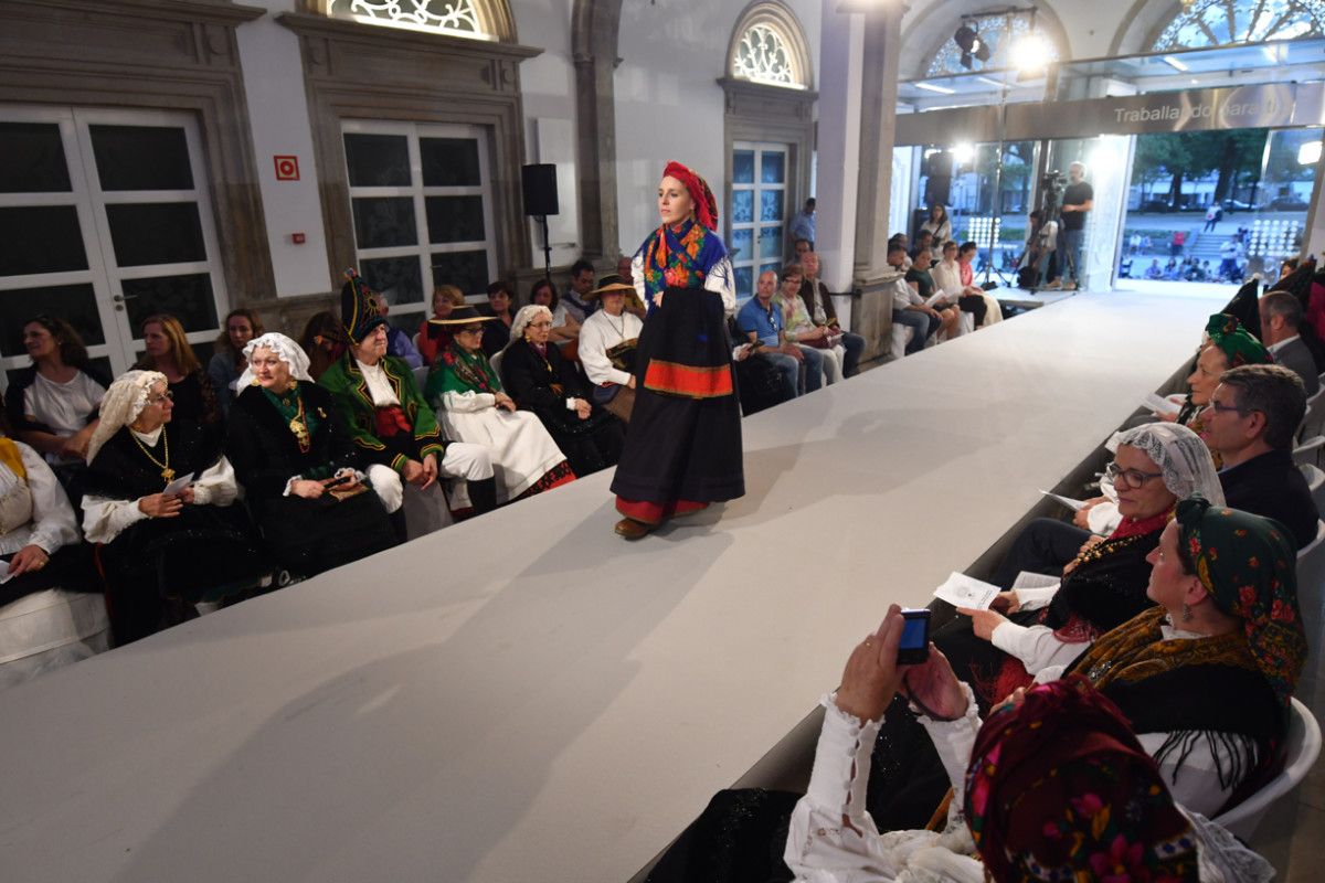 Desfile de trajes tradicionales 'Sete varas, un refaixo' en la Deputación Provincial
