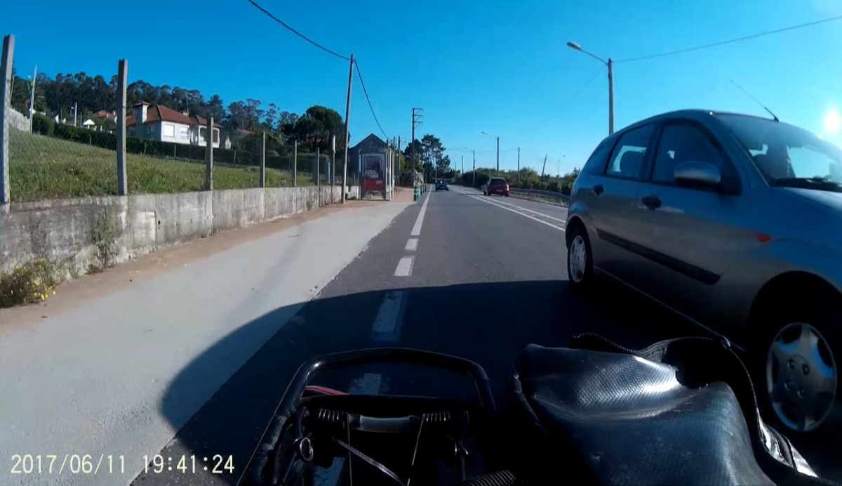 Conductor denunciado por adelantar a un ciclista de forma peligrosa