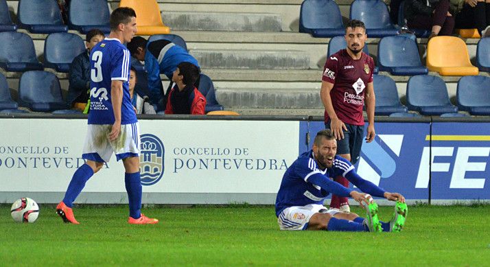 Adrián León (sentado) en un encuentro en Pasarón con el Logroñés