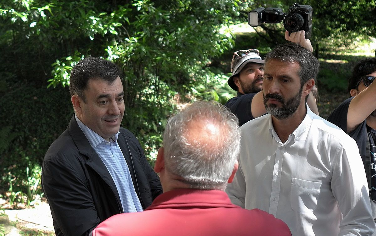 Visita de Román Rodríguez e o alcalde de Vilagarcía á illa de Cortegada