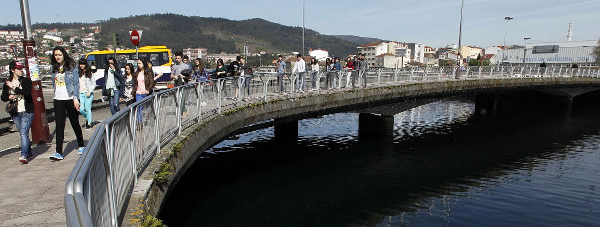 Peatones cruzando el puente de Compostela para dirigirse al Paseo Rafael Areses