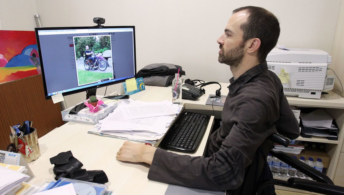 Paulo Fontán, el presidente da Asociación Amizade, muestra un modelo de handbike que podrá ser adquirido con la ayuda de Ence Paulo Fontán, el presidente da Asociación Amizade, muestra un modelo de handbike que podrá ser adquirido con la ayuda de Ence
