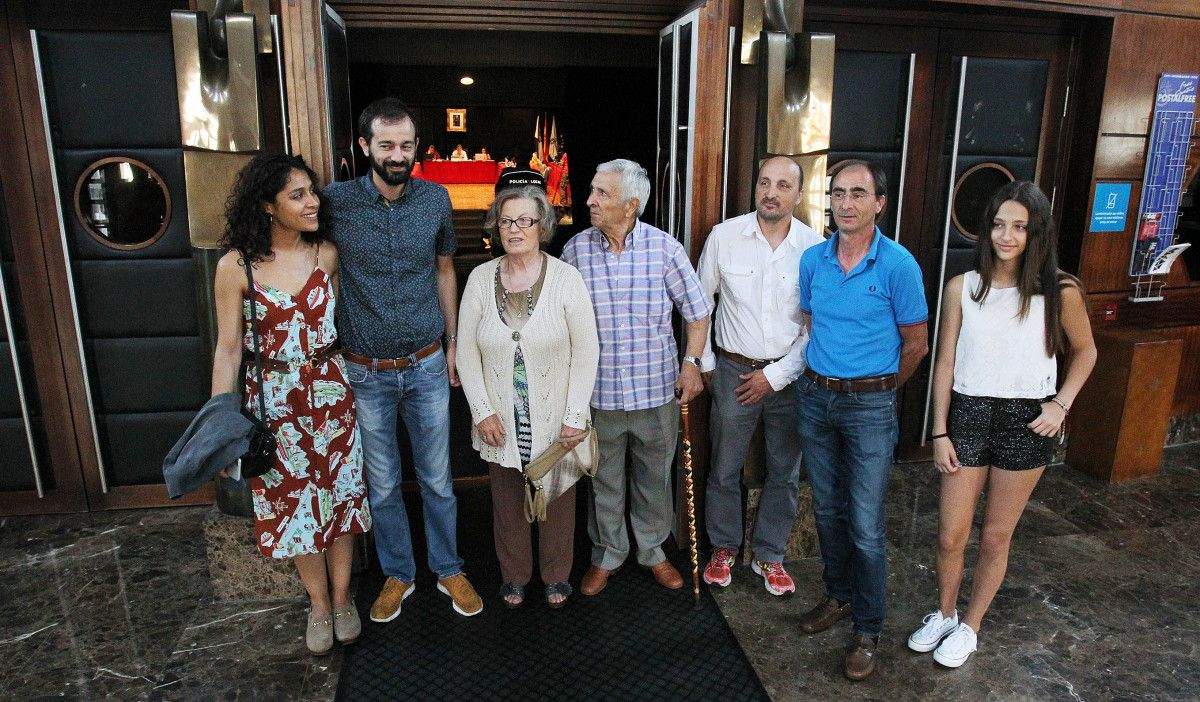 Sergio Fariña, acompañado da súa familia, recolle o recoñecemento da corporación a súa heroicidade