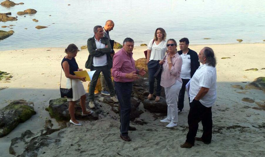 Cristina de Paz Curbera, jefa provincial de Costas, en una playa de Sanxenxo