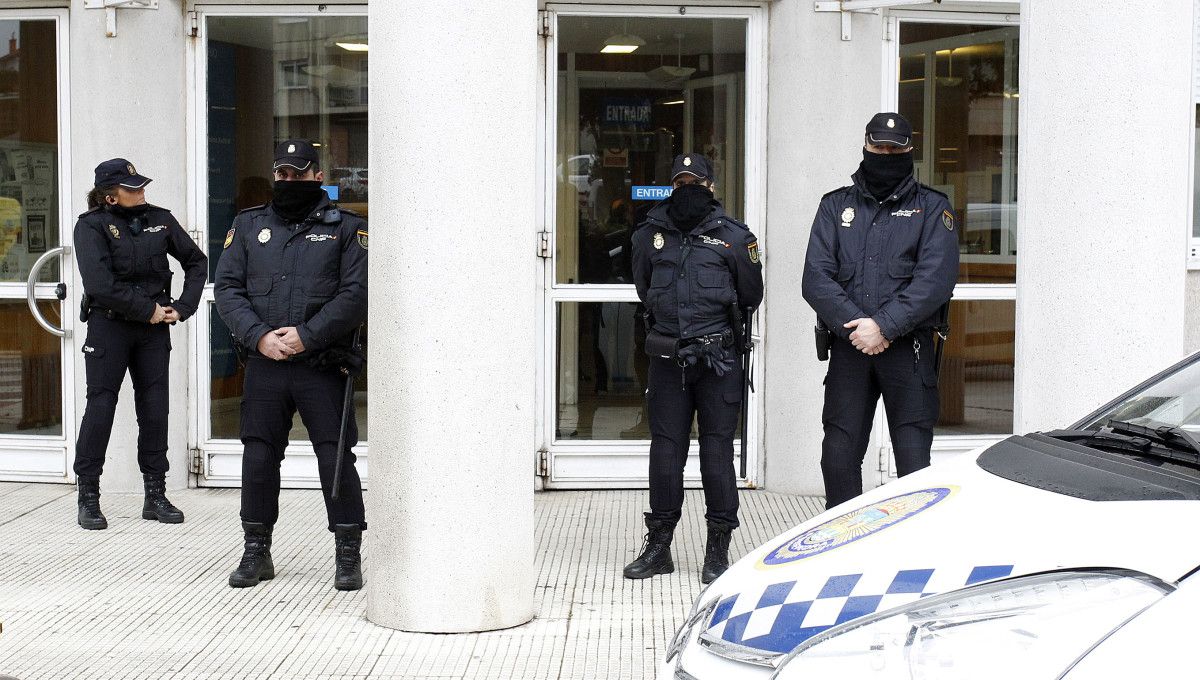 Policía Nacional ante os Xulgados da Parda