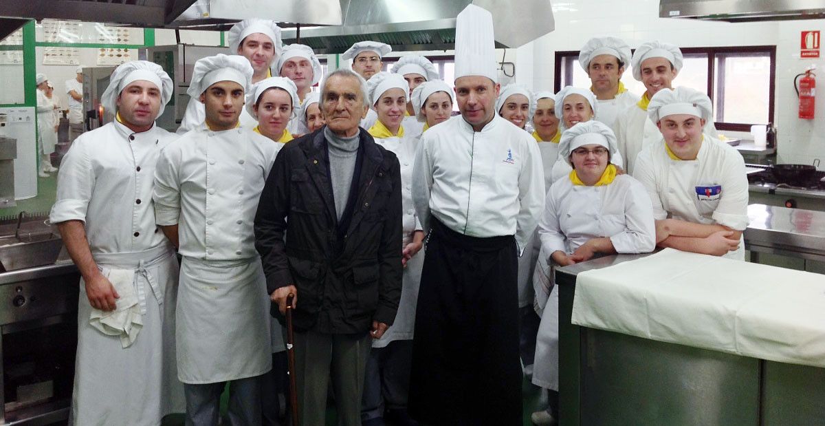 Carlos Oroza, acompañado de los alumnos del centro de hostelería que lleva su nombre