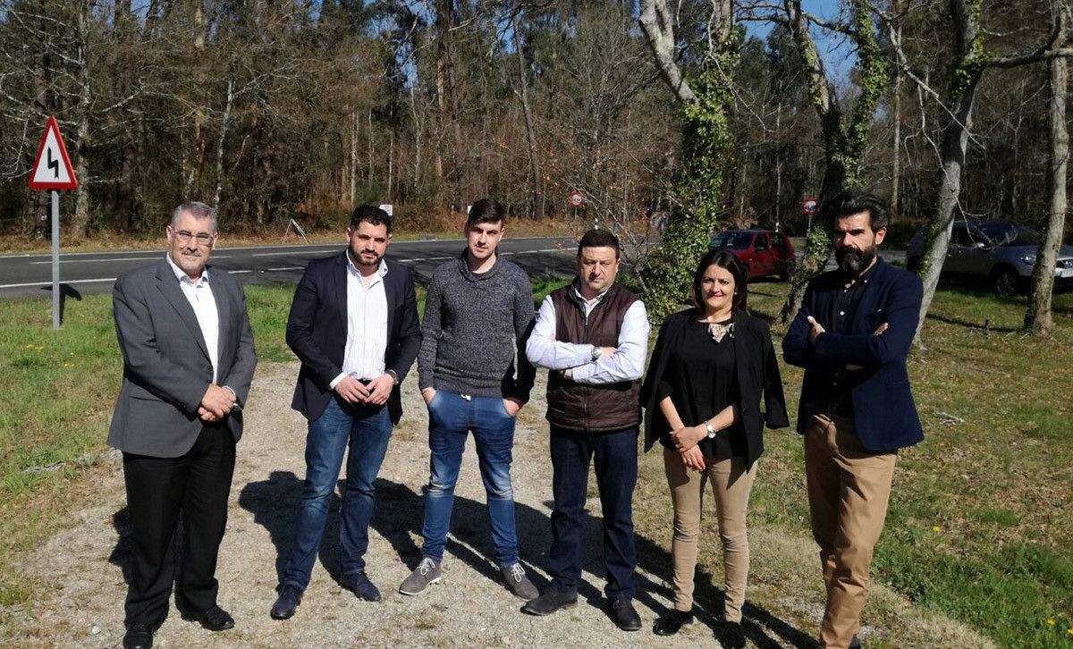 Miembros del gobierno municipal de Cuntis con el diputado de Movilidad, Uxío Benítez